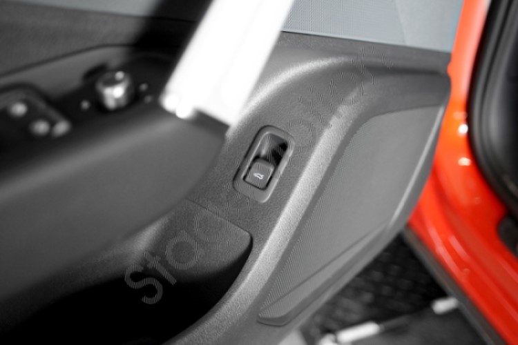 Botón de portón trasero eléctrico en la puerta del conductor para Audi Q2 GA