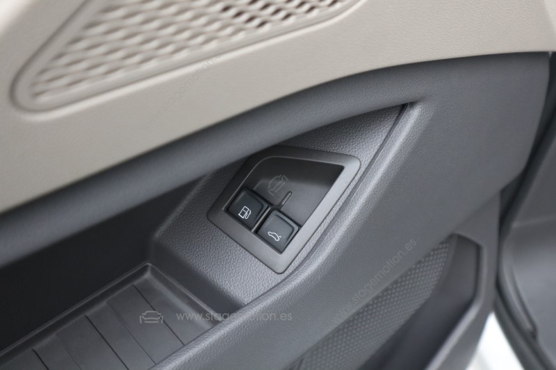 Pulsador de portón trasero eléctrico situado en la puerta del conductor para VW T7 ST